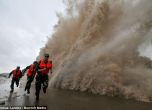 Евакуираха над 500 хил. китайци заради тайфуна „Фитоу” (видео)