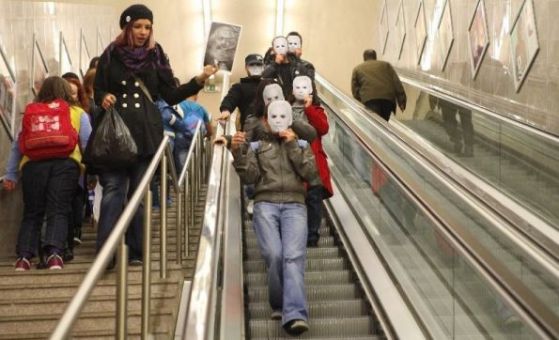 Протестиращите с маски на Волен Сиддеров слизат в метростанцията.