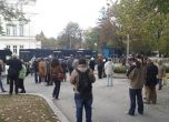 Полиция опаса парламента, протестиращи чакат депутата Пеевски