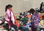Дарения за бежанци останаха на боклука