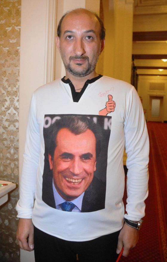 Александър Кръстев с тениска с лика на Орешарски. Снимка: Булфото