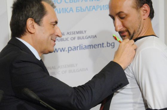 Орешарски се подписва на тениската на Александър Кръстев. Снимка: Булфото