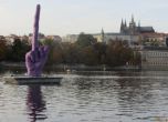 Артист показа 10-метров среден пръст на президента на Чехия