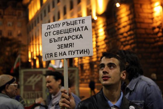 Около 500 души се събраха на поредния 132 протест срещу правителството на Пламен Орешарски. Снимки: Сергей Антонов