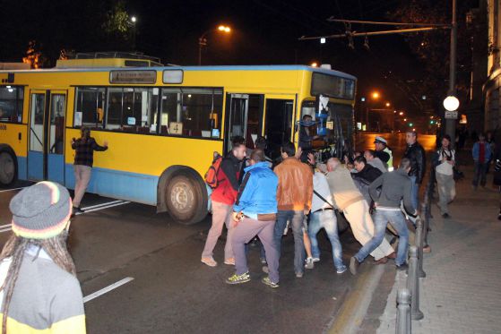 Протестиращи избутаха тролей, за да мине линейка  Снимка: Сергей Антонов