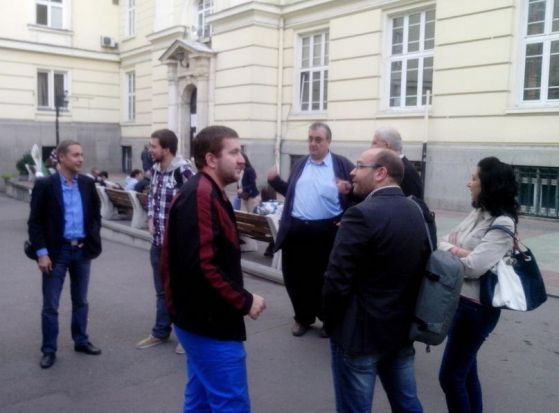 Преподаватели се събират в двора на СУ, за да подкрепят окупацията. Снимка: Мая Младенова