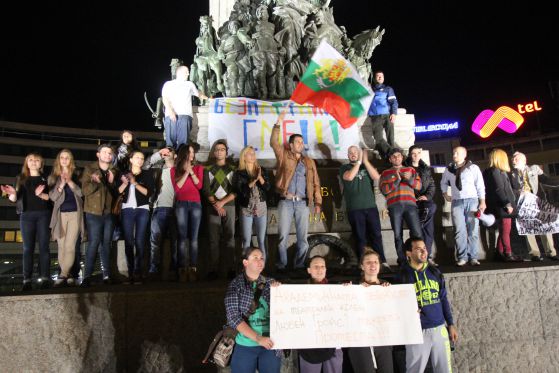 Протестът се радикализира. Хиляди подкрепиха студентите в понеделник вечерта. Снимка: Сергей Антонов
