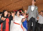 Най-високият мъж в света вдигна сватба (снимки)