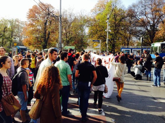 Студенти блокират пешеходната пътека при Ректората на СУ. Снимка: Васил Койнарев