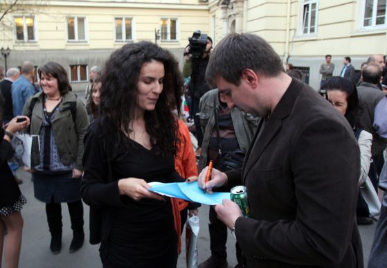 Подписка на преподаватели, подкрепящи студентите, окупирали СУ. Снимка: Сергей Антонов