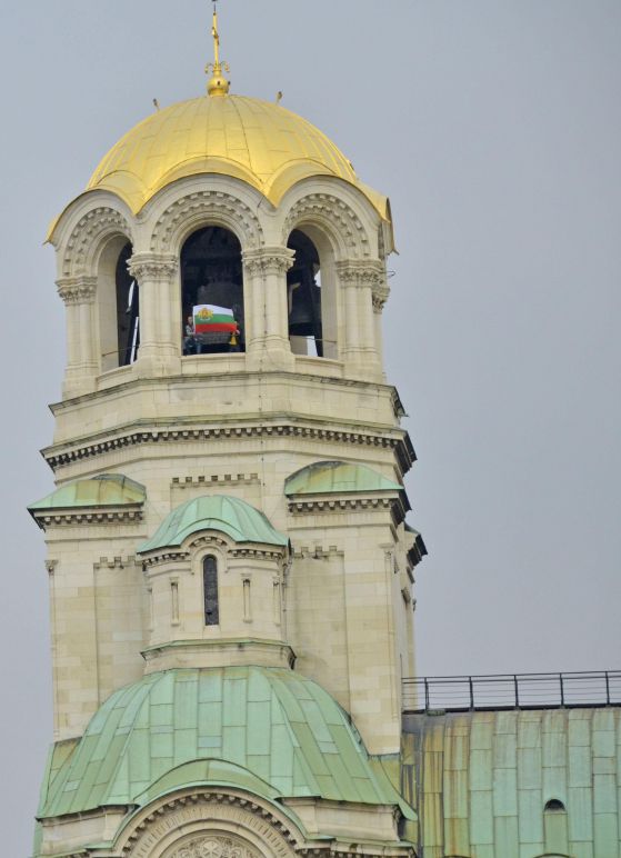 Иподякон развя българското знаме от камбанарията на 