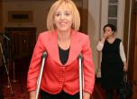 Мая Манолова дойде в парламента на патерици