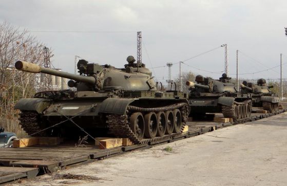 Съветски танкове Т-55 отпътуваха за Африка. Снимка: pаn.bg
