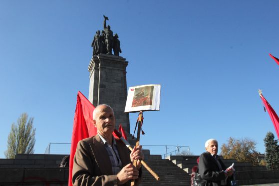  Комунисти се събраха на паметника на Съветската армия  Снимка: Сергей Антонов