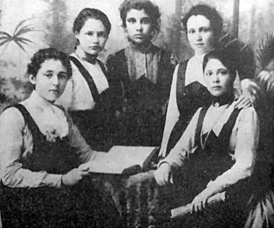 Лора Каравелова (първата вляво) със свои съученички