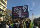 Протестът запали билборд на ТВ "Алфа" и Волен, чупят рекламни пана (видео)