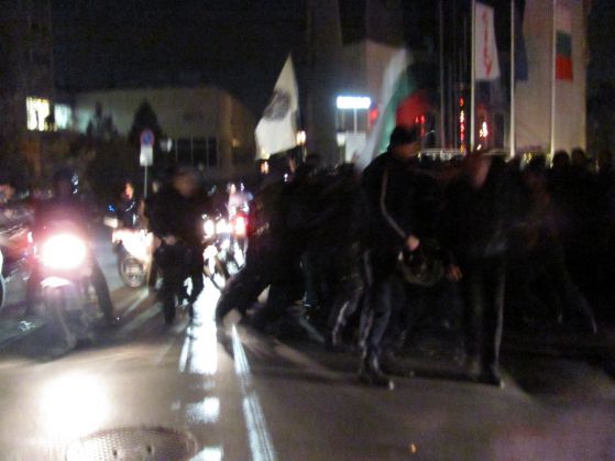 Полицията изблъсква студентите, за да направи път на мерцедеса на Станишев
