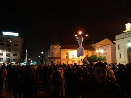 Протестът пред Народното събрание на 10 ноември. Снимка: Константин Павлов