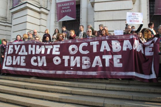 Ранобудните студенти на протест с искане за оставка на правителството. Снимка: Сергей Антонов