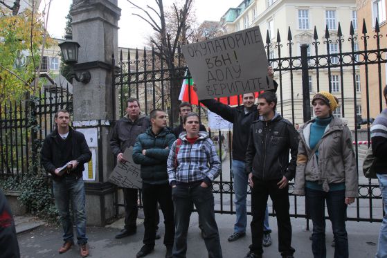 10 младежи, повечето активисти на движение “Призив”, и днес опитаха да изгонят студентите, окупирали Ректората на СУ.. Снимка: Сергей Антонов