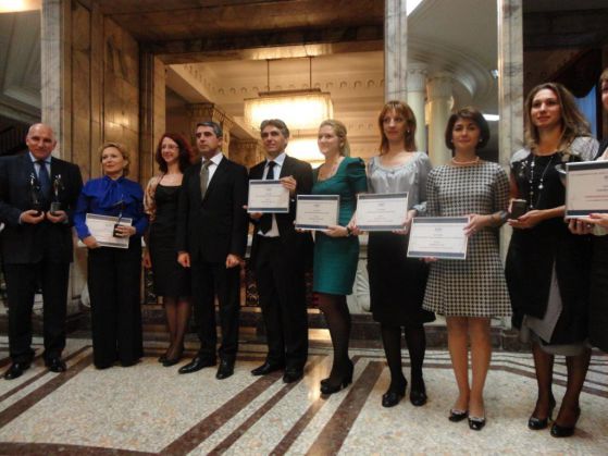 Представителите на компаниите, наградените в конкурса „Най-голям корпоративен дарител”