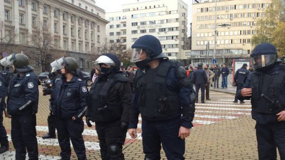 Полиция пази депутатите от протестиращите. Снимка: OFFNews