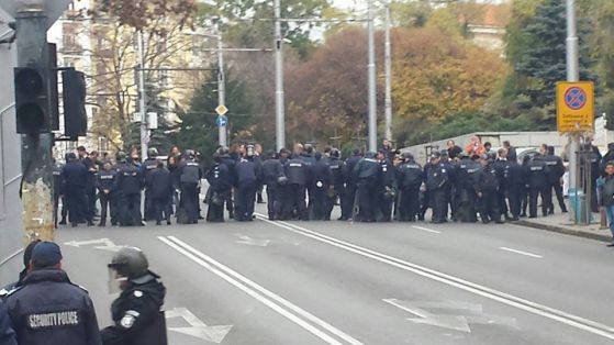 Полиция пази депутатите от протестиращите. Снимка: OFFNews