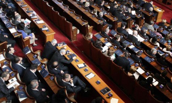 Депутати в пленарната зала на парламента.