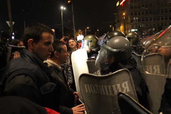 Полицията би протестанти пред парламента 12.11.2013 г.Снимка:Сергей Антонов