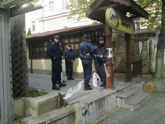 Полиция проверява студентите в Журналистическия факултет на СУ. Снимка: Лилия Христова