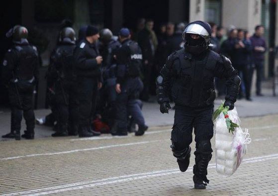 Полицай носи конфискуваните оръжия на ултрасите - праз и тоалетна хартия