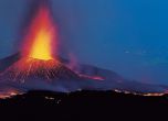 Вулканът Етна изригна и освети Сицилия