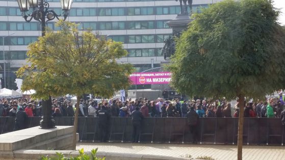 Протестът на студентите минава край сцената на КНСБ