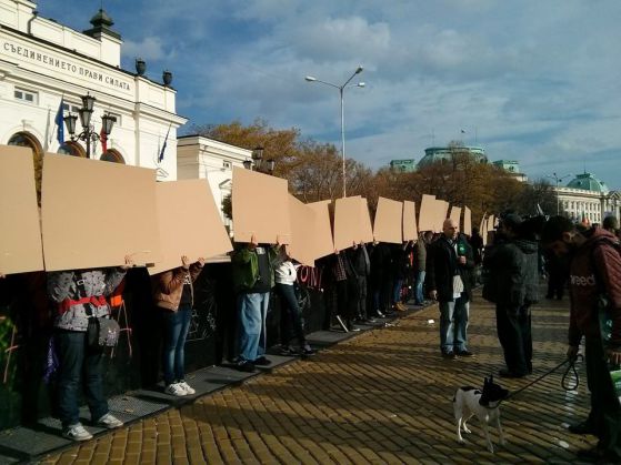 Протестиращите студенти изградиха картонена стена, която по-късно запалиха. Снимка: Константин Павлов - Комитата