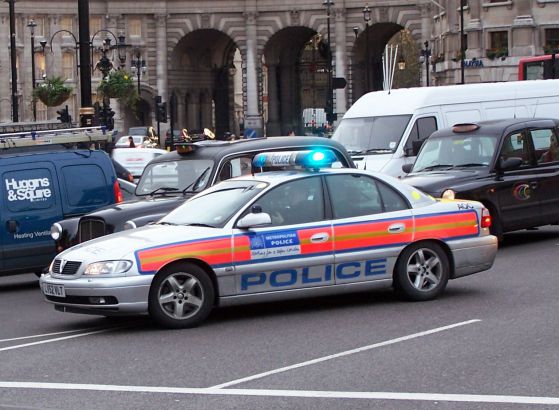 Лондонската полиция е задържала  женена двойка за това, че са държали в робство 30 години три жени.