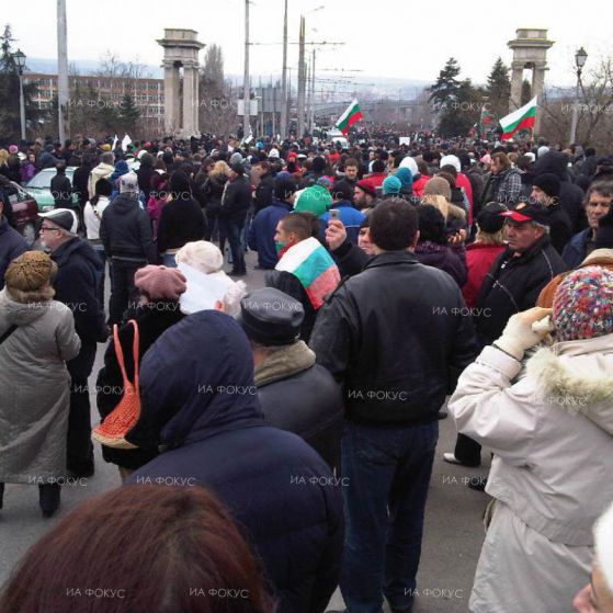 Протестиращи блокираха Аспаруховия мост във Варна. Снимка: 