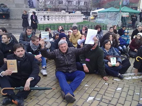 Седящ протест на преподаватели пред Парламента. 