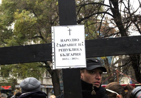 С траурно шествие артисти погребаха Народното събрание. Снимка: Сергей Антонов