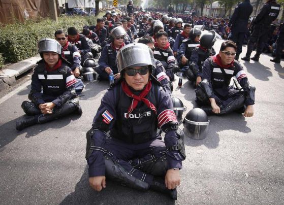 Полицаите символично седнаха и пуснаха протестиращите в сградата на тайландското правителство