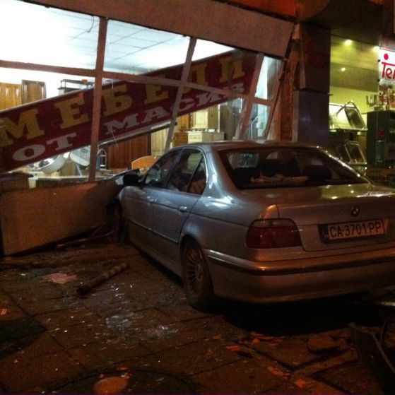 Шофьор помете трима пешеходци и се вряза в магазин в центъра на София