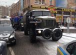 Площадът в Киев почерня от техника и военни, хората се крият в кметството (снимки, на живо)
