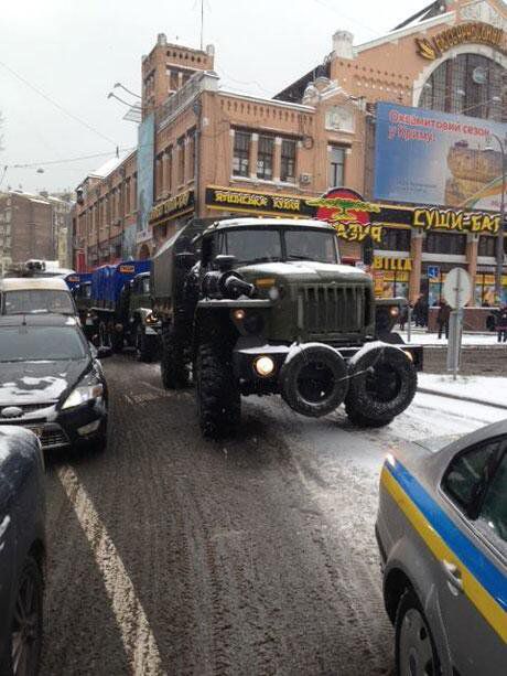 Властта струпа техника и войска на площада в Киев.