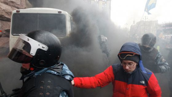 Протестиращи подпалиха автобус на спецчастите в Киев, Снимка: Reuters
