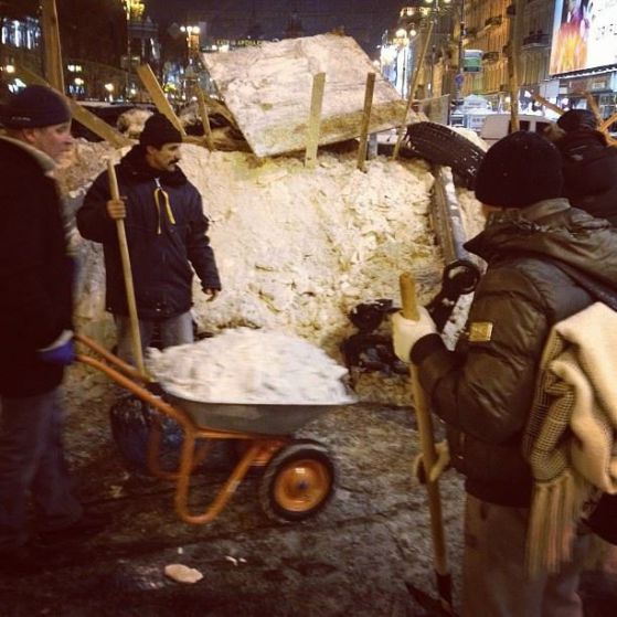 Евромайдан издигна 5-метрови бариери от лед и метал
