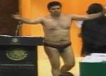 Бой и гол депутат в мексиканския парламент (видео)