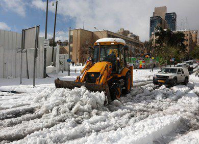 Снежна буря скова Израел