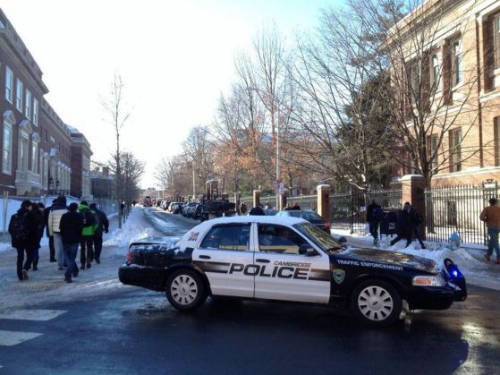 Студентите напускат кампусите, а полицията започна да проверява сградите.