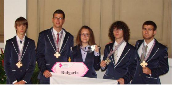 Златната ни медалистка по физика Катерина Найденова със съотборниците си.