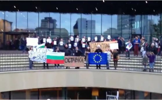 Български студенти в университетите Астън, Ковънтри, Бирмингам, Портсмът и Уоруик поискаха оставката на правителството на Пламен Орешарски.
