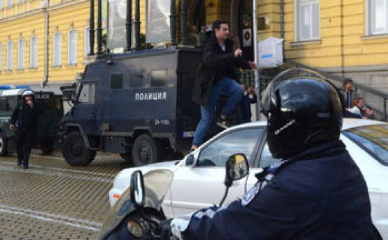 Протестиращ скача върху колата на депутат при една от окупациите на парламента.